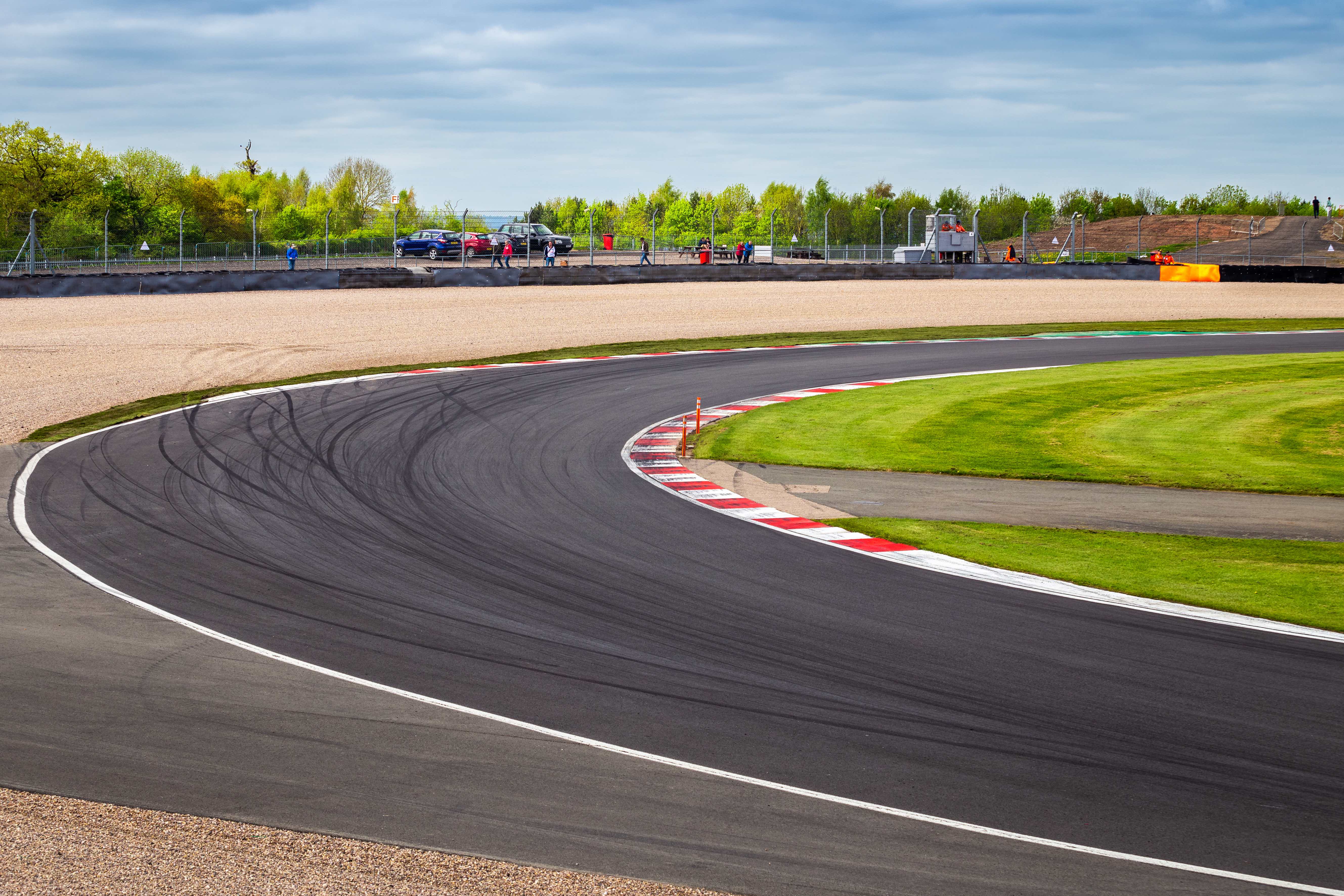 Не гоночная дорожка. Трасса Donington Park. Гоночная трасса старт вид сбоку. Спортивные трассы. Кольцевая гоночная трасса.